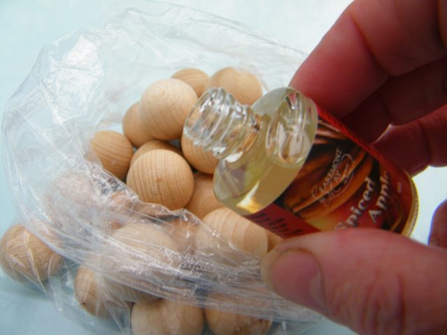 fragrance oil wooden balls