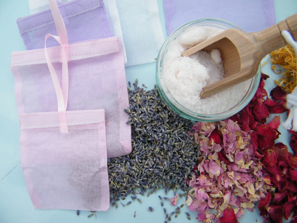 Making a floral bath sachet with dried flowers Dried Flower Craft
